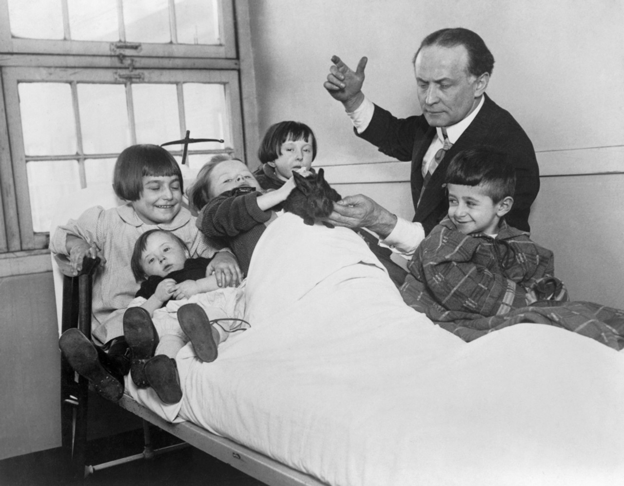 Rabbit Entertain Five Hospitalized Children (1925)